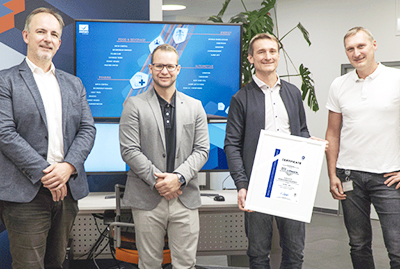 ÜV auditors Alexander Langer en Manuel Leitner presenteren Wolfgang Moser en Reinhard Mayr een certificaat waarmee COPA-DATA als ISO 9001:2015 bedrijf wordt gekenmerkt. CD tuv 400px
